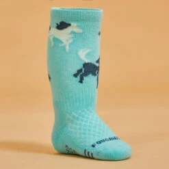 Chaussettes équitation 500 BABY Turquoise Et Vert Avec Motifs -Maître Équestre chaussettes equitation 500 baby turquoise et vert avec motifs 1