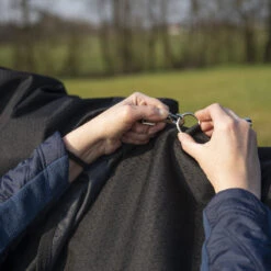 Couvre-cou équitation Imperméable Cheval - Allweather Light Noir -Maître Équestre couvre cou equitation impermeable cheval allweather light noir 4